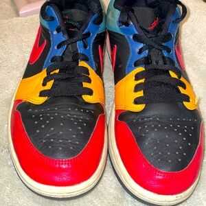 I am reselling Jordan one lows previewed good condition